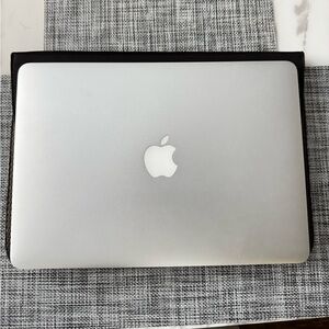 Apple MacBook Air 13” 2014 with a Brand New Laptop Sleeve and a Charger